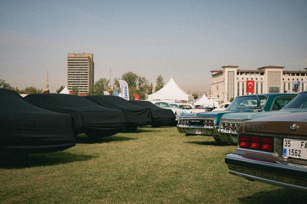 Brighten Up Your UK Fashion: Innovative Tips to Rock Neon Colors in Style